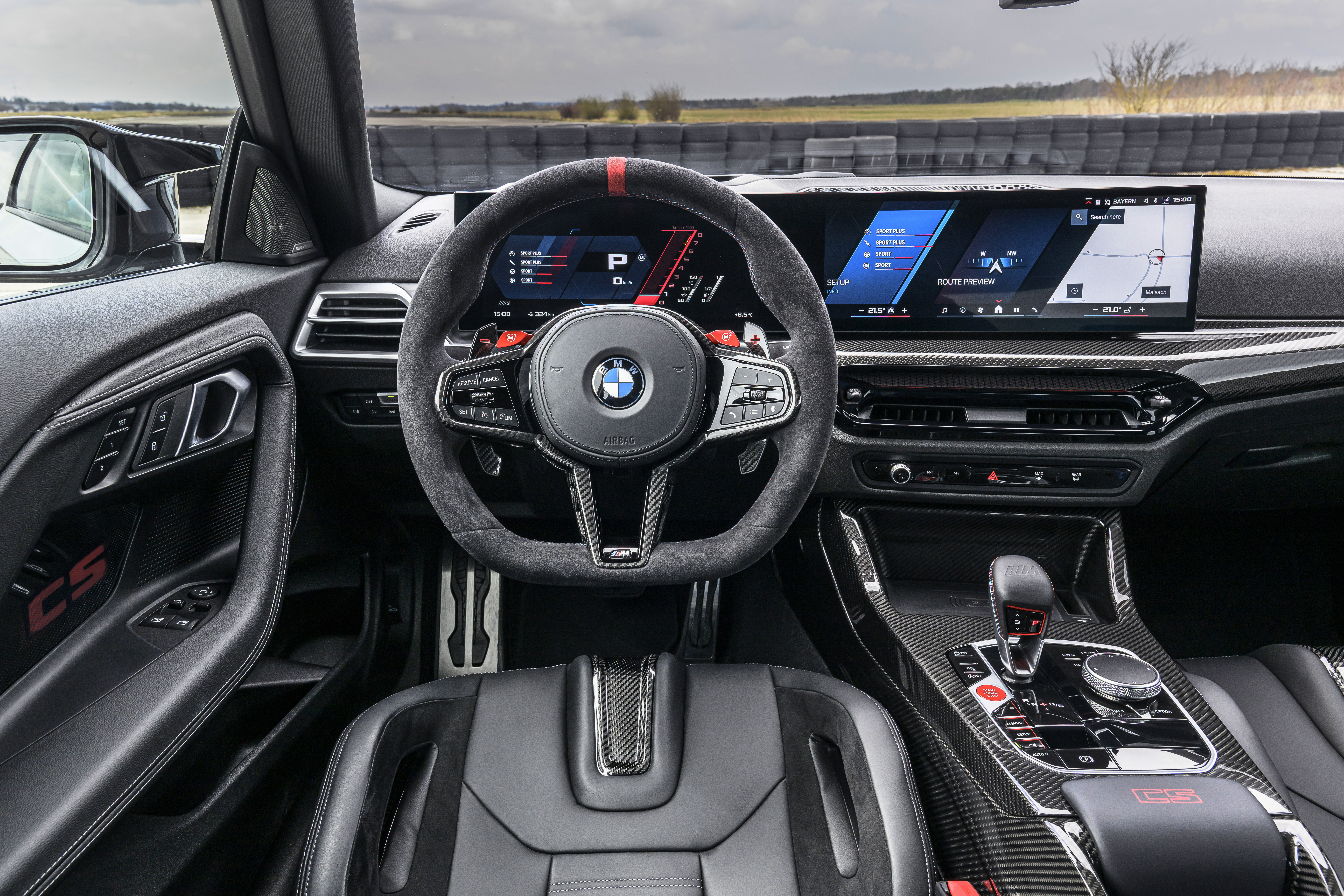Nové BMW M2 CS 2025 ve Velvet Blue metallic – výkonný sportovní vůz s 530 koňmi, karbonovou střechou a agresivním designem. Nejostřejší verze modelu M2 dostupná nově i pro online objednávky přes AUTOiBUY.